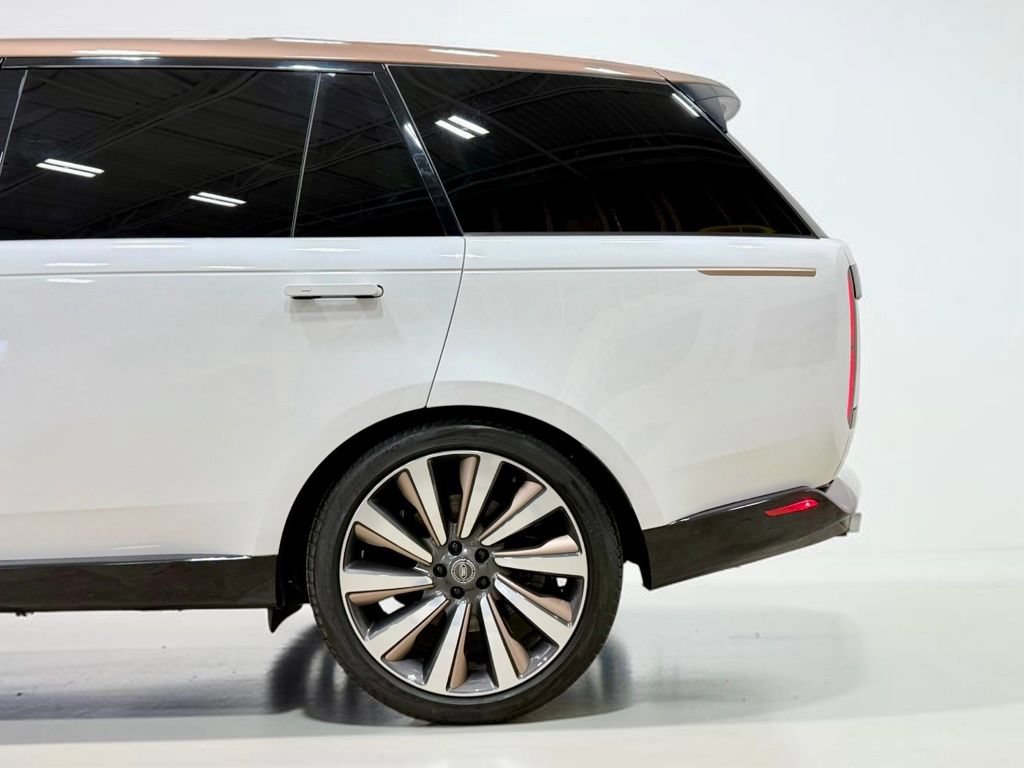 Used 2023 Land Rover Range Rover SV AWD/4WD image 7