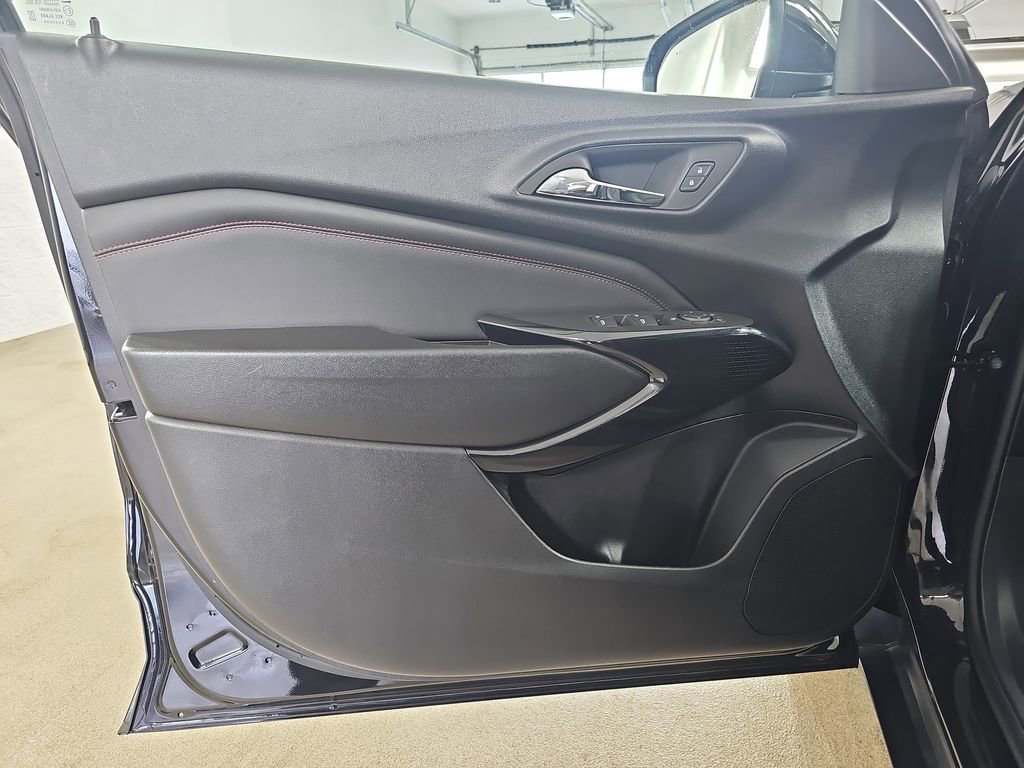 Certified 2025 Chevrolet Trax RS w/ Sunroof Package FWD image 31