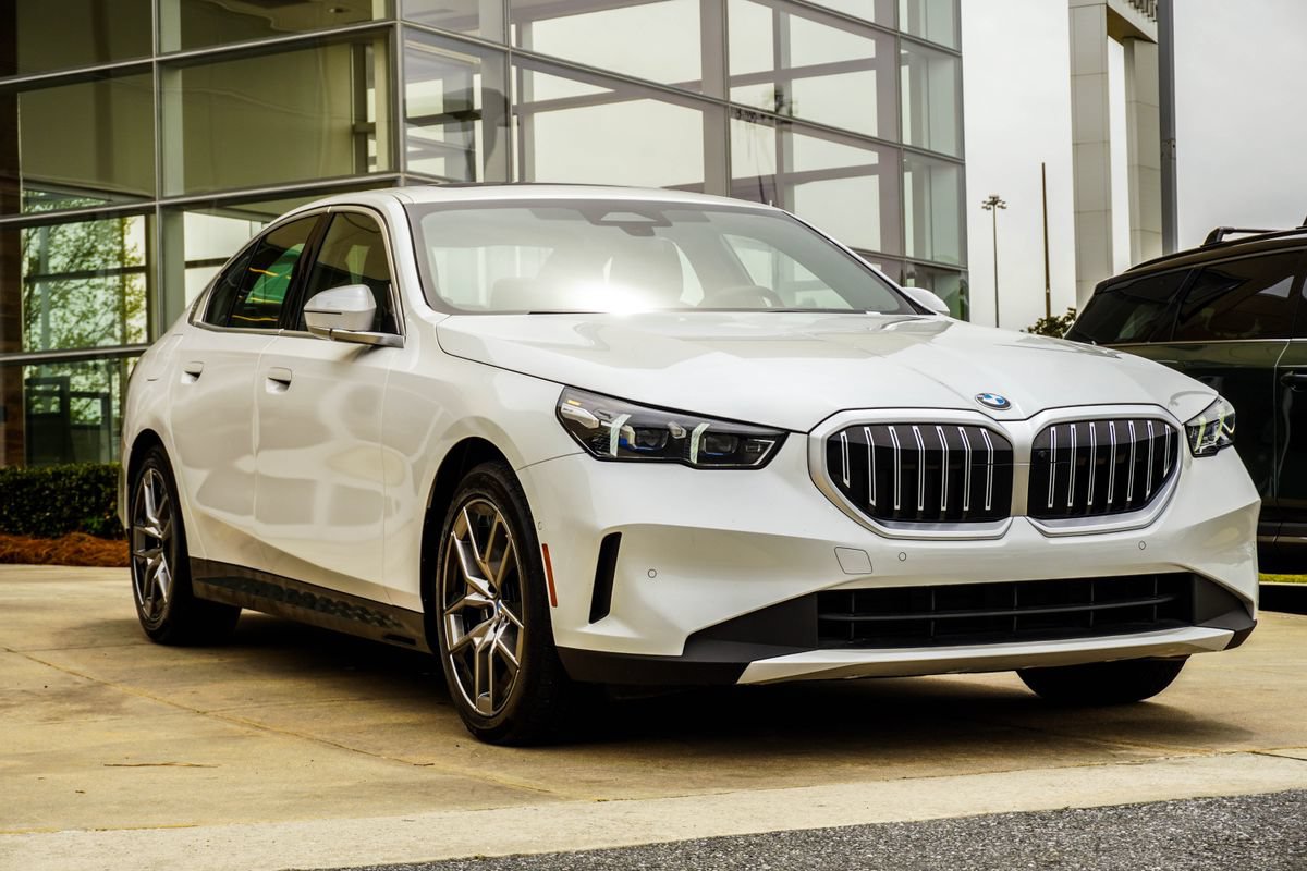 Used 2026 BMW 530i xDrive w/ Premium Package AWD/4WD image 4