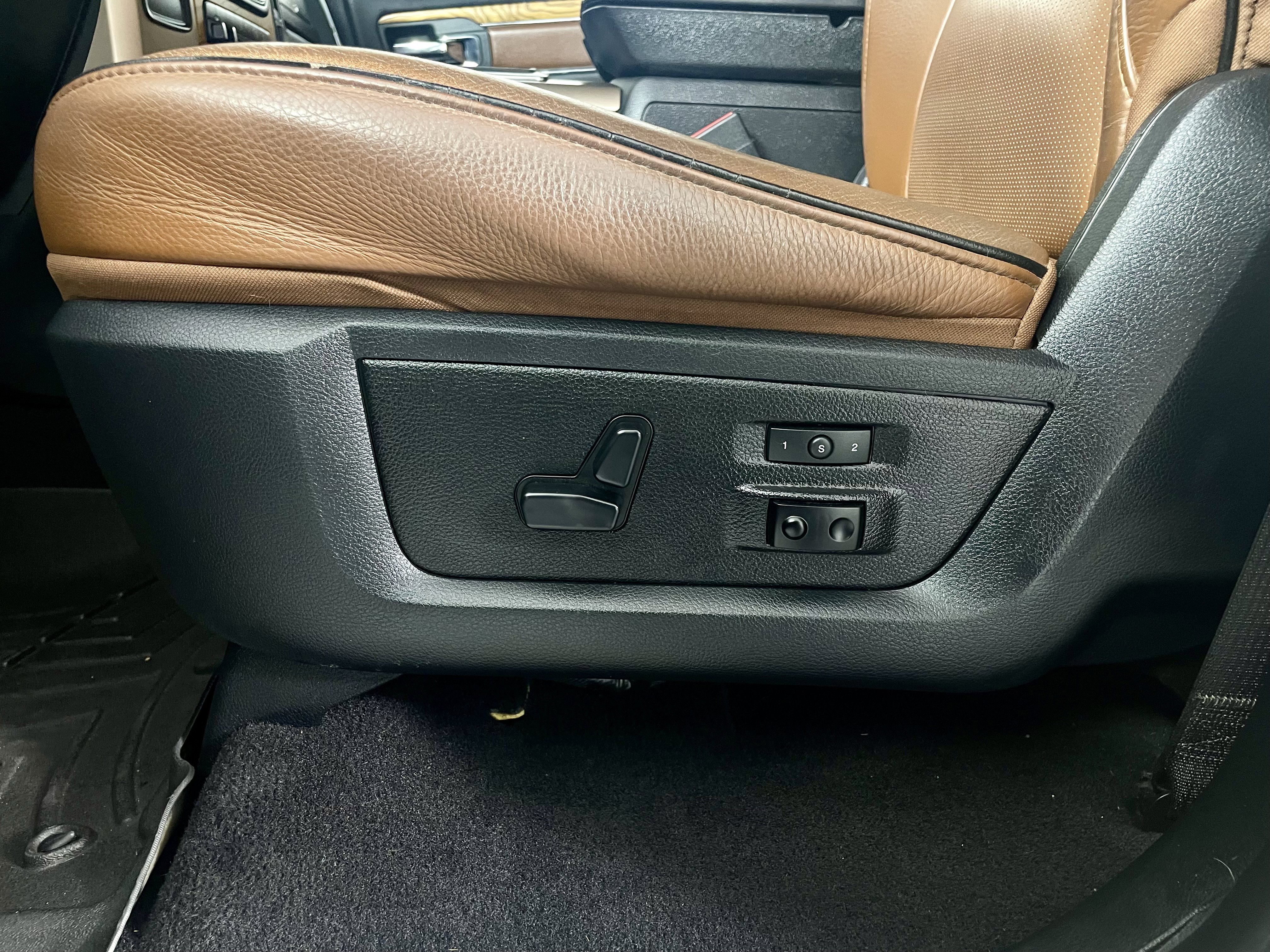 Used 2014 RAM 3500 Laramie Longhorn image 15