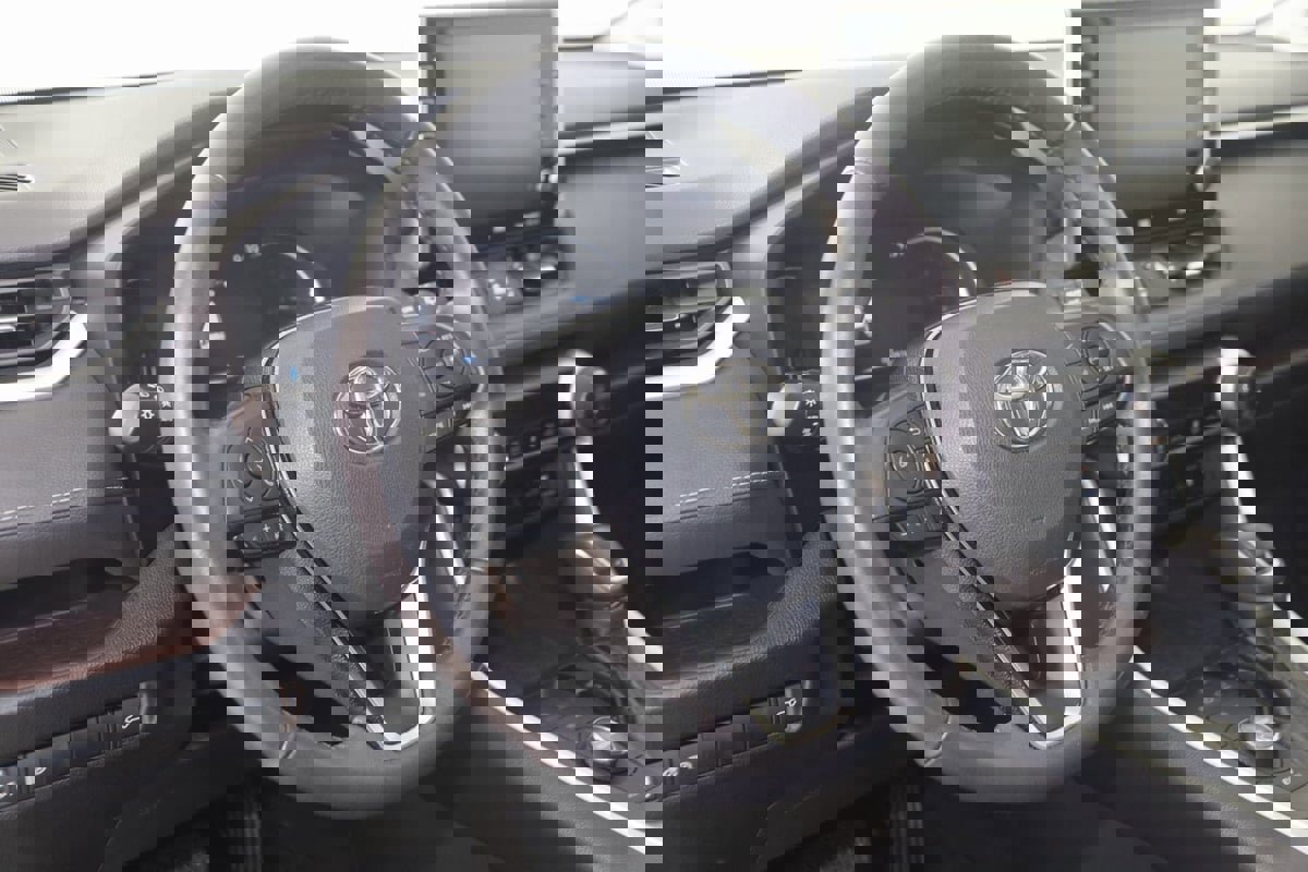 Used 2022 Toyota RAV4 Limited AWD/4WD image 6