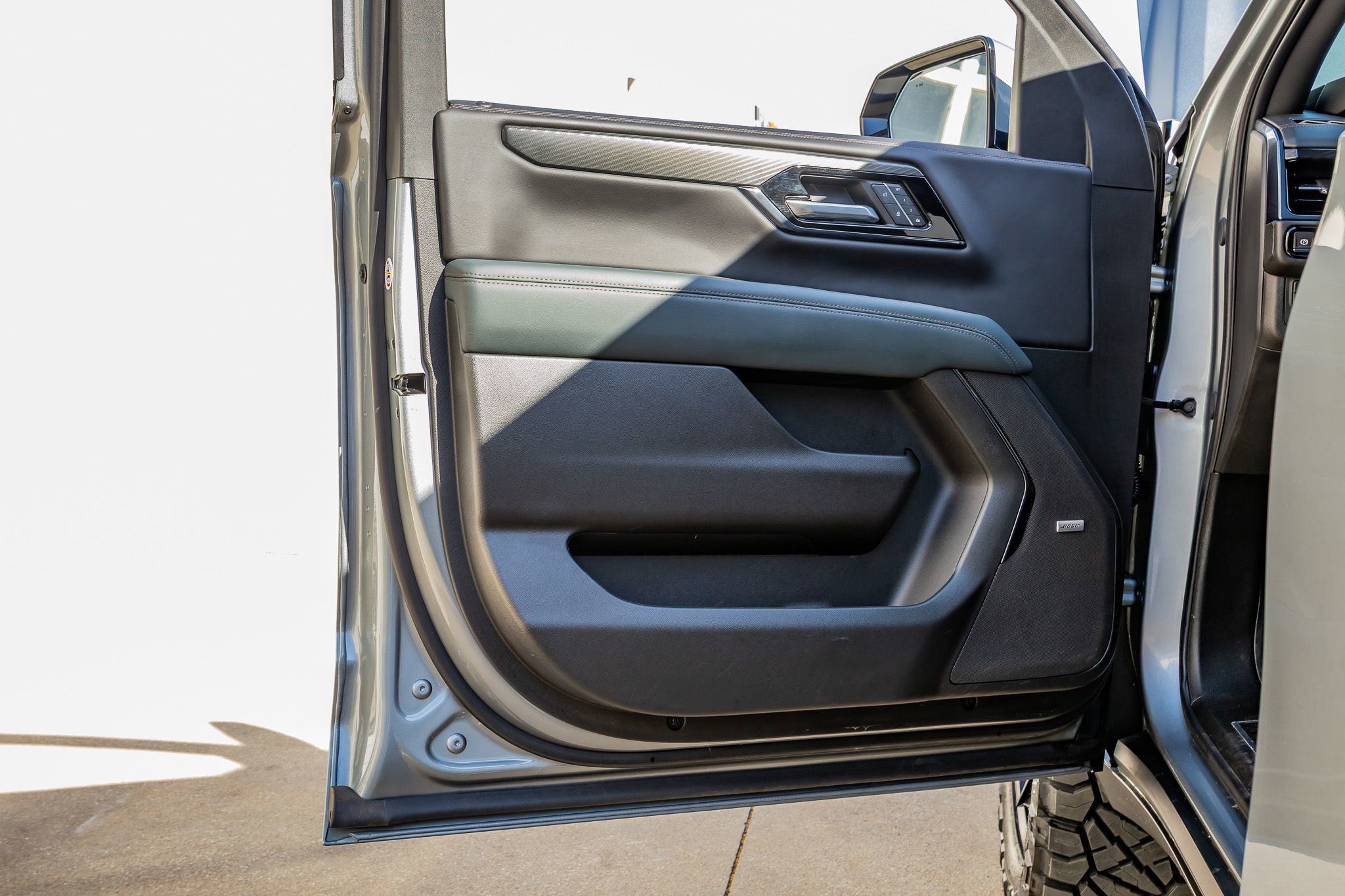 Used 2025 GMC Yukon AT4 w/ Premium Trailering Package AWD/4WD image 34