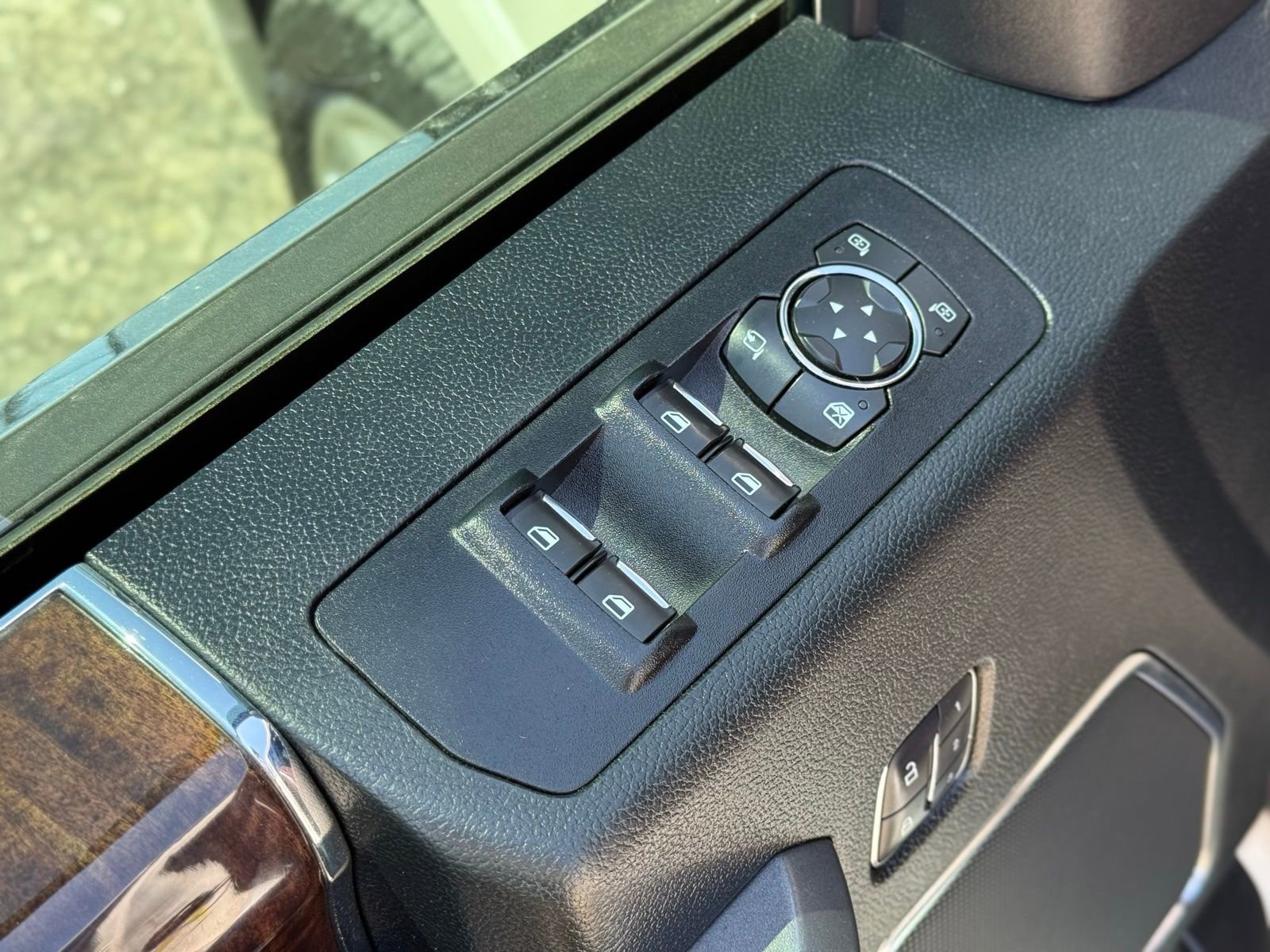 Used 2017 Ford F150 Platinum w/ Equipment Group 701A Luxury AWD/4WD image 7