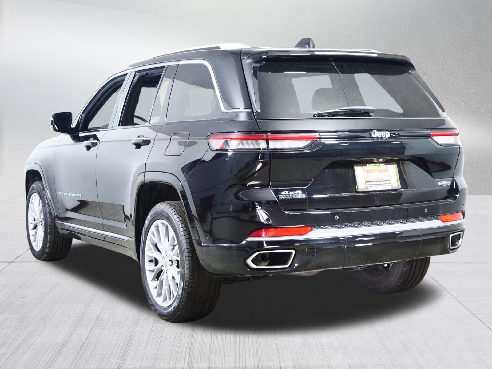 Used 2023 Jeep Grand Cherokee Summit w/ Luxury Tech Group V image 5