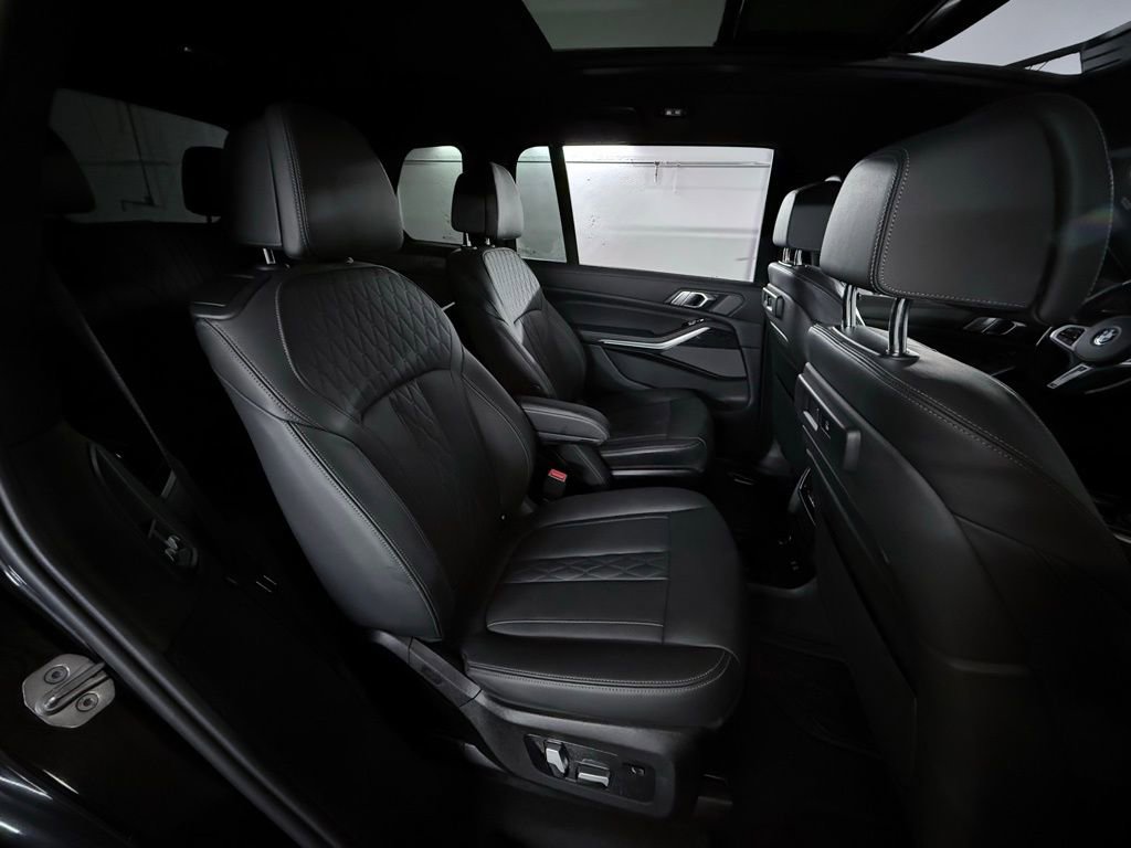 Used 2022 BMW X7 M50i image 27