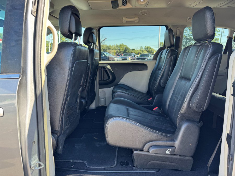 Used 2014 Chrysler Town & Country Touring FWD image 16