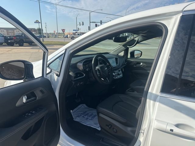 New 2026 Chrysler Pacifica Select image 15