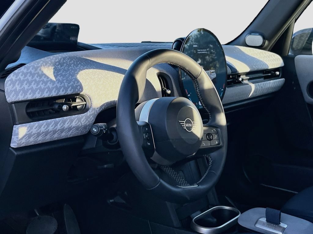 Used 2025 MINI Cooper 4-Door Hardtop FWD image 9