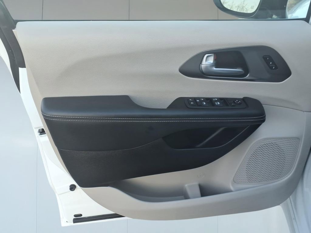 Used 2024 Chrysler Pacifica Touring-L image 10