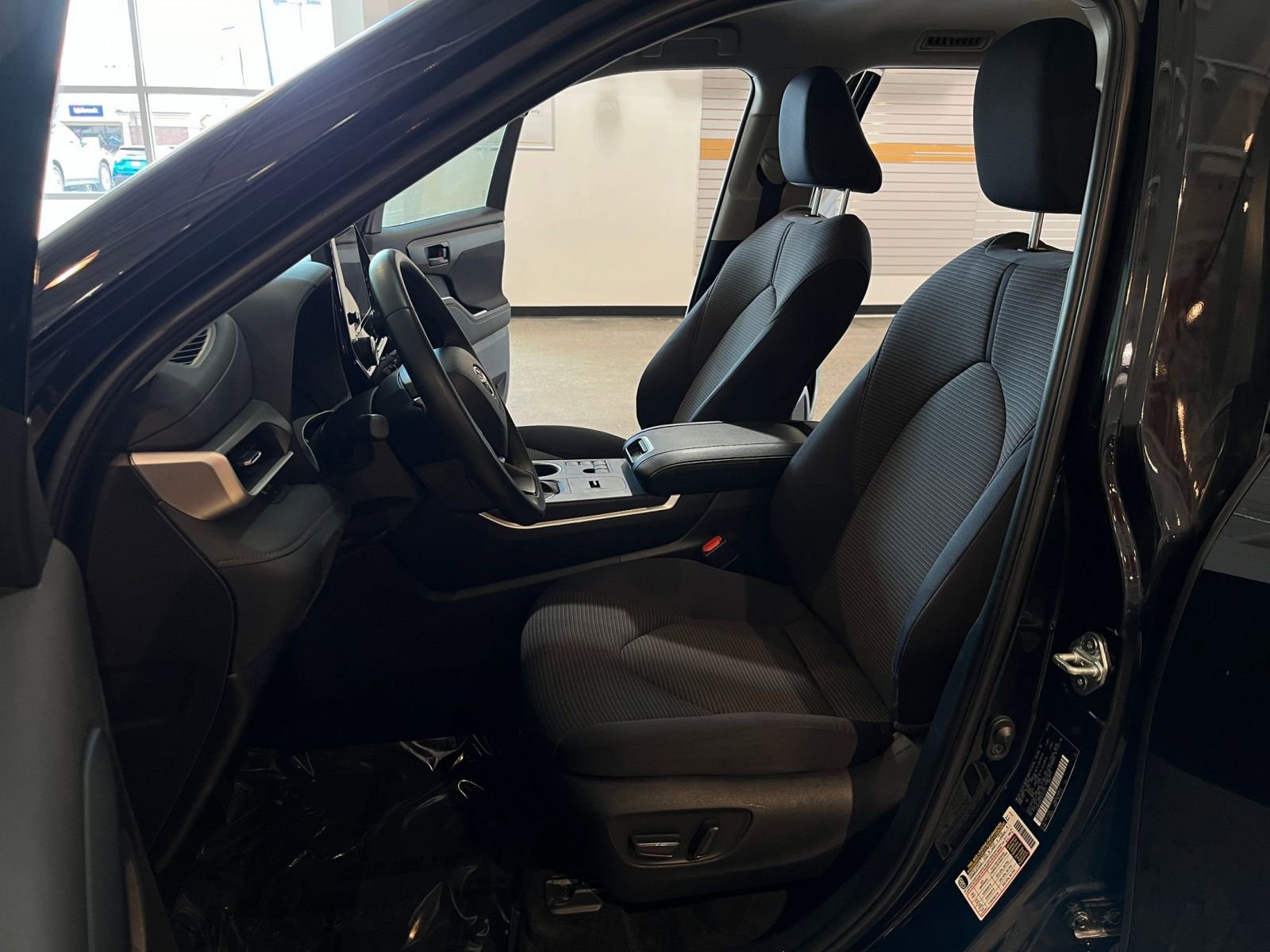 Used 2025 Toyota Highlander LE FWD image 28