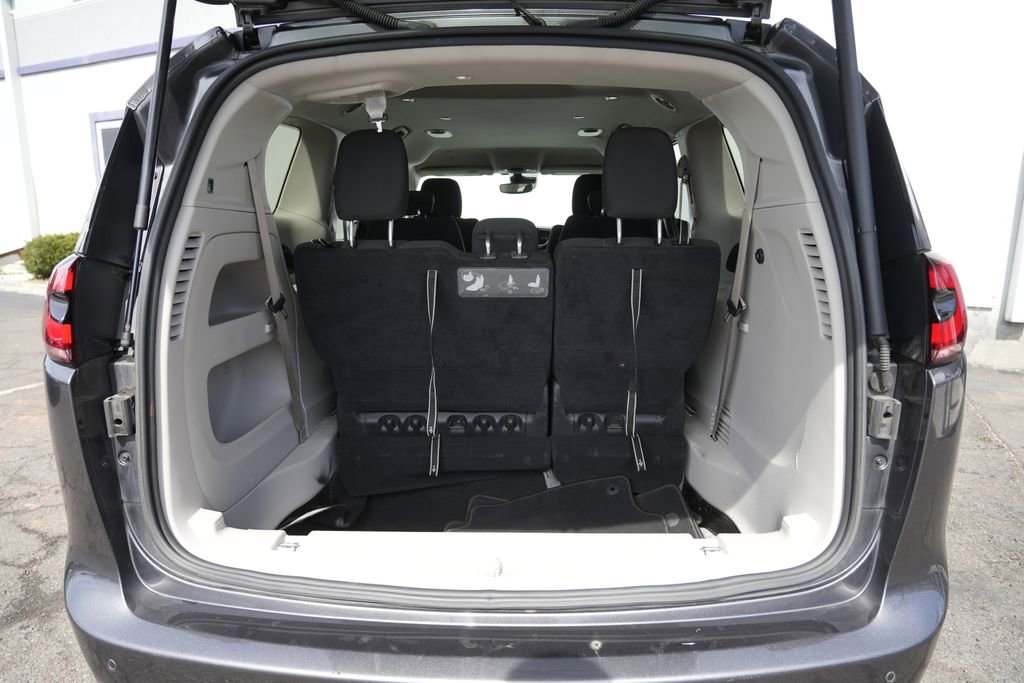 Used 2021 Chrysler Pacifica Touring image 17