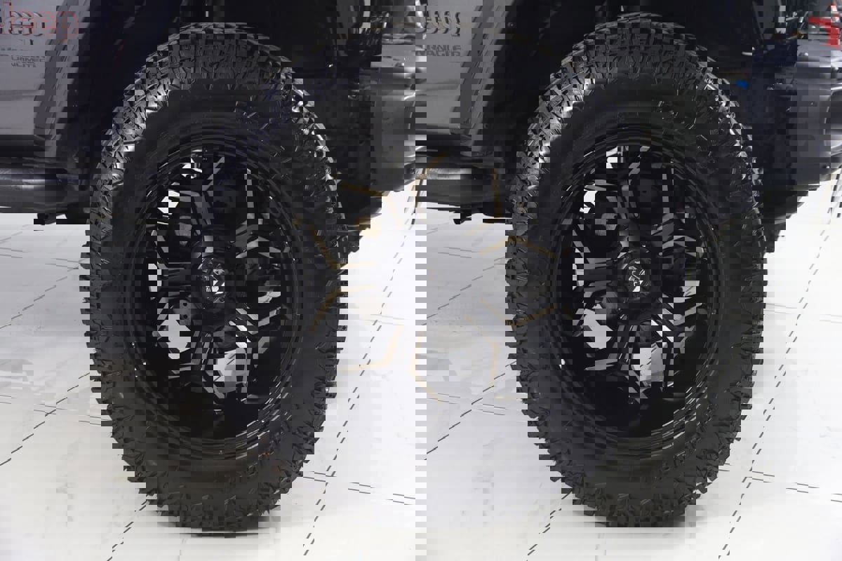 Used 2018 Jeep Wrangler Unlimited Rubicon w/ Dual Top Group AWD/4WD image 16