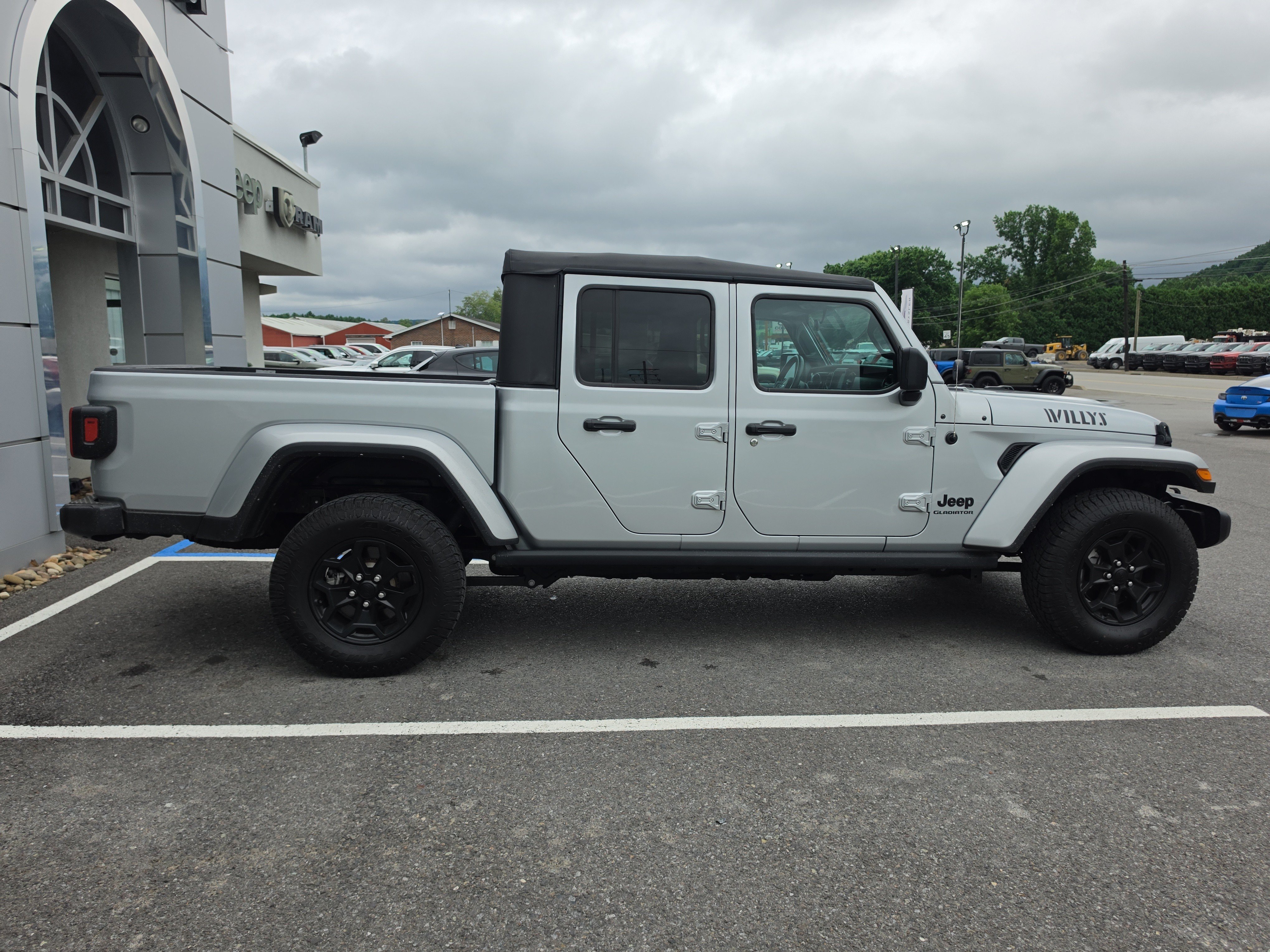Used 2022 Jeep Gladiator Sport AWD/4WD image 2