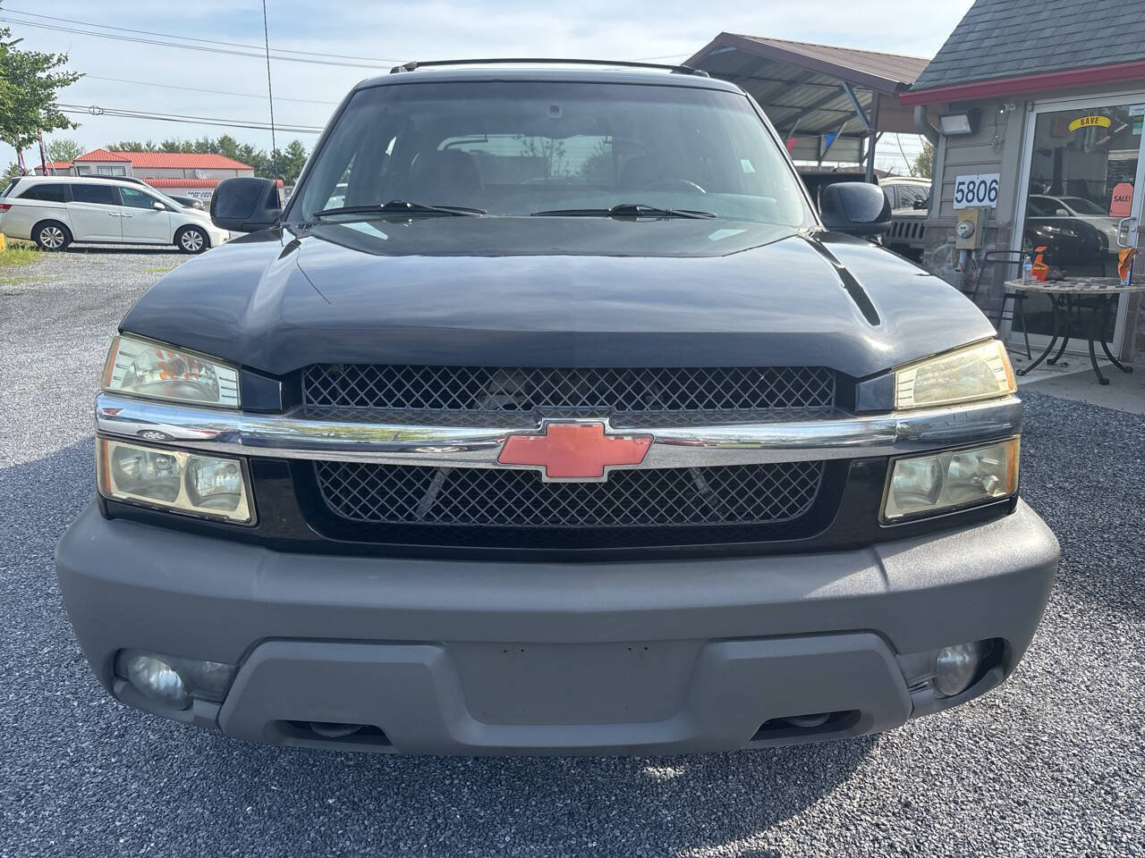 Used 2002 Chevrolet Avalanche 4x4 w/ Off-Road Suspension Pkg image 2