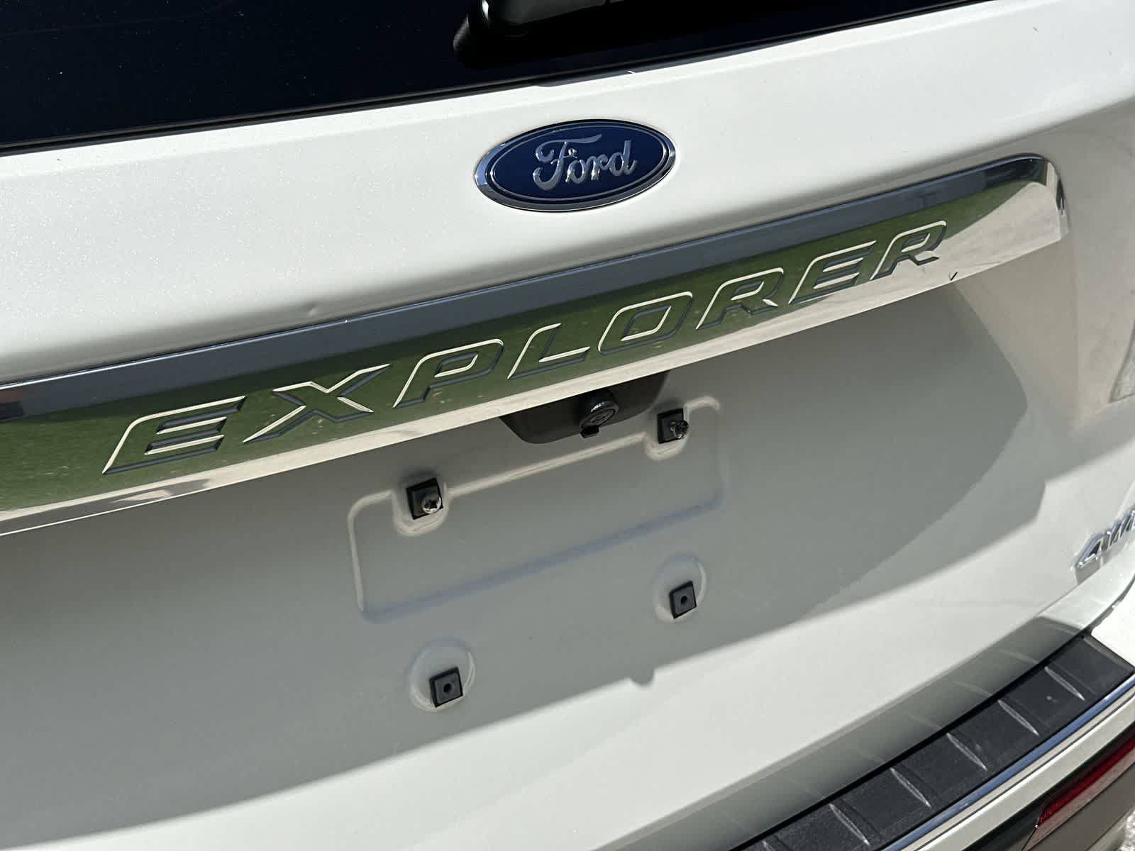 Used 2022 Ford Explorer Platinum w/ Equipment Group 601A AWD/4WD image 14