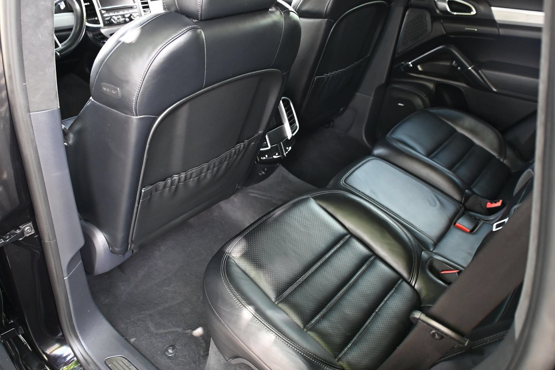 Used 2015 Porsche Cayenne Turbo AWD/4WD image 18