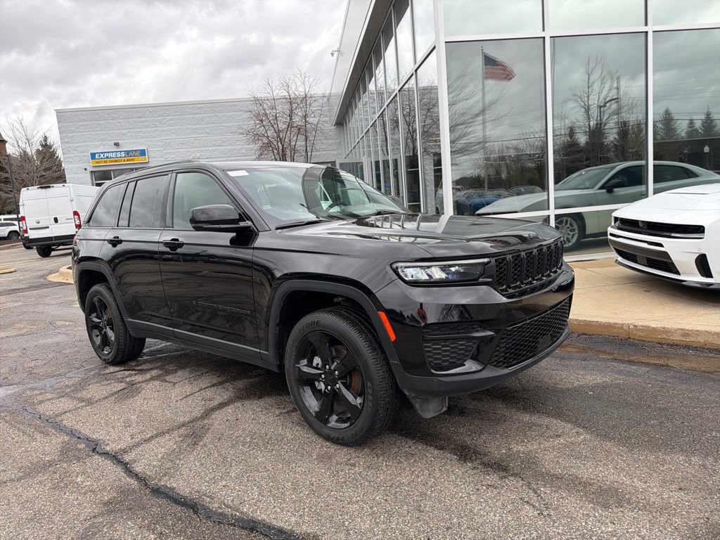 Certified 2024 Jeep Grand Cherokee Altitude AWD/4WD image 1
