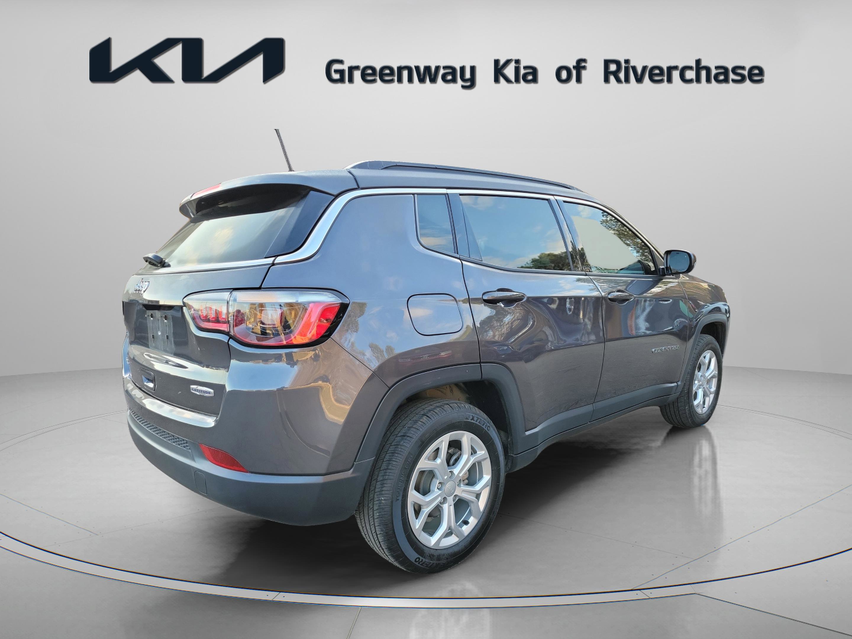 Used 2024 Jeep Compass Latitude image 7