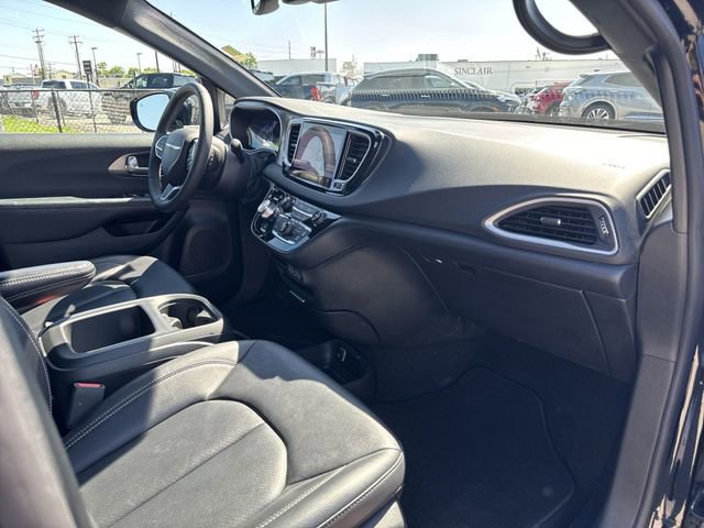 Used 2025 Chrysler Pacifica Select FWD image 27