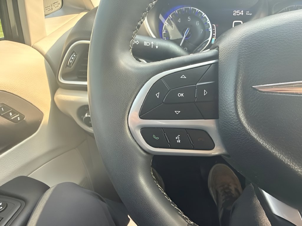 Used 2023 Chrysler Pacifica Touring-L FWD image 12