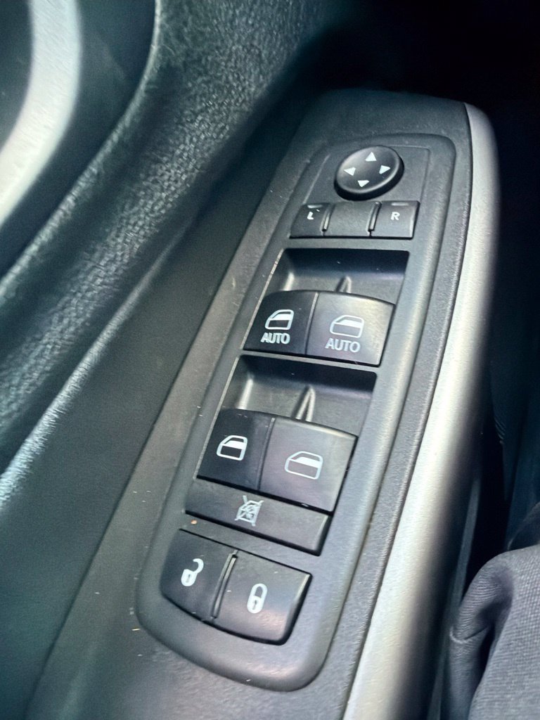 Used 2019 Jeep Cherokee Latitude w/ Cold Weather Group AWD/4WD image 16