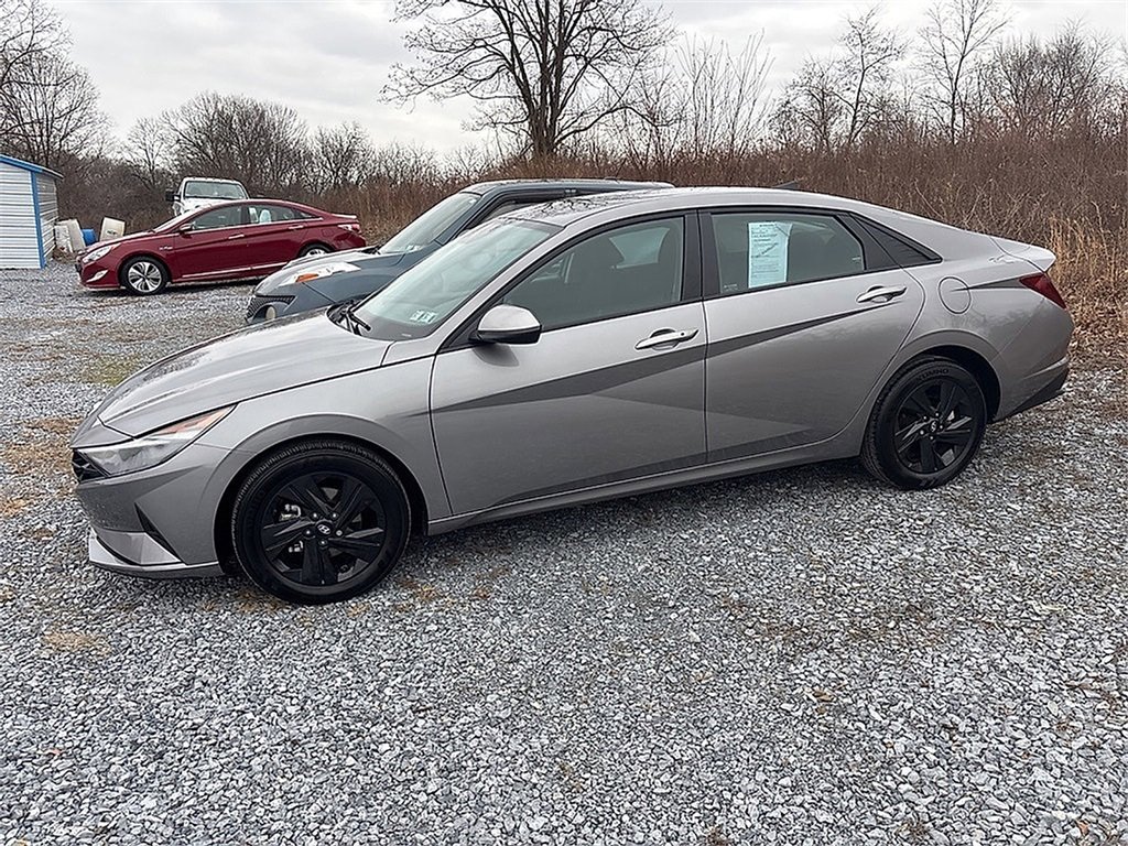 Used 2023 Hyundai Elantra SEL image 3