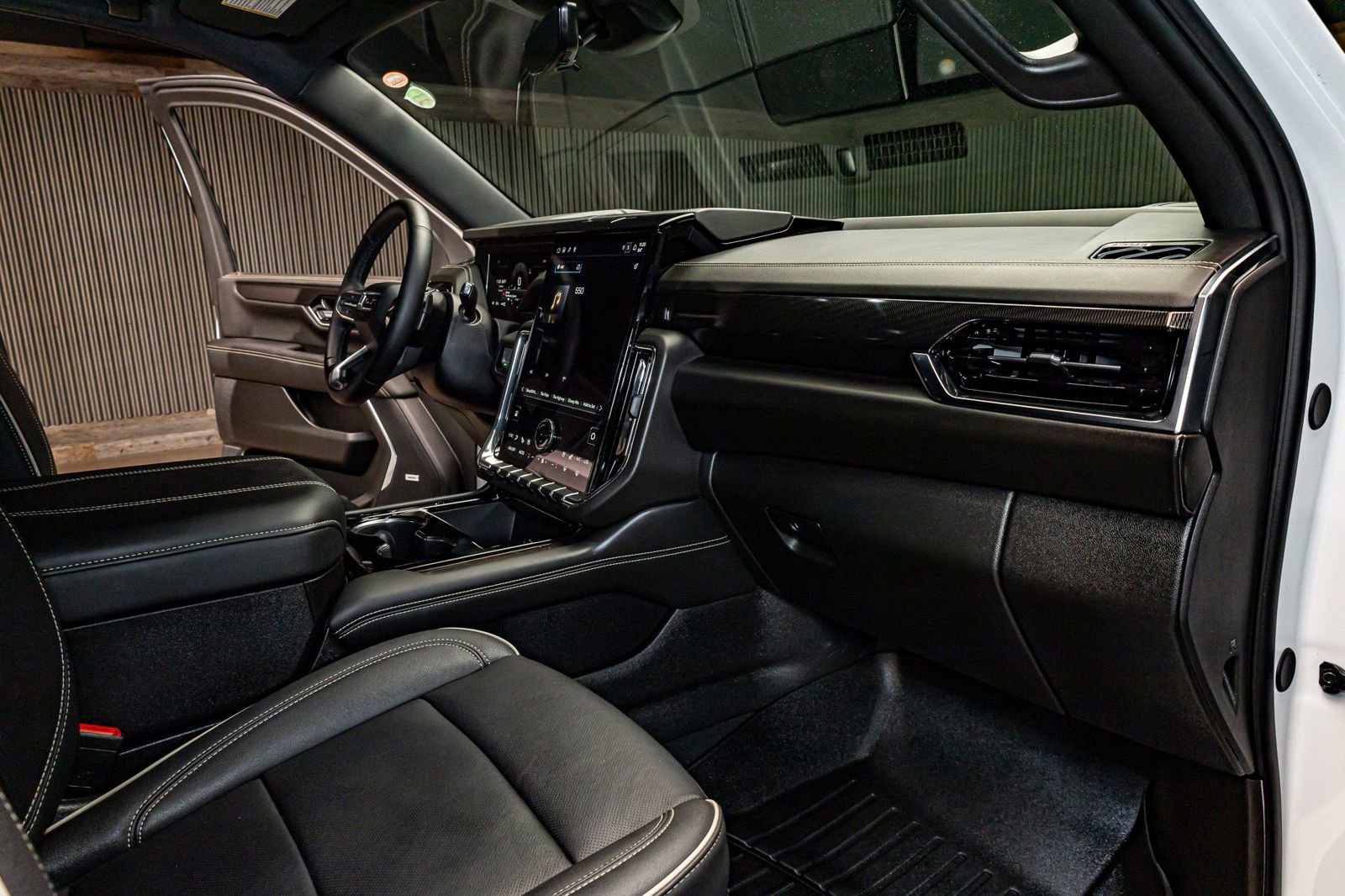 Used 2025 GMC Yukon XL Elevation w/ Technology Package image 16