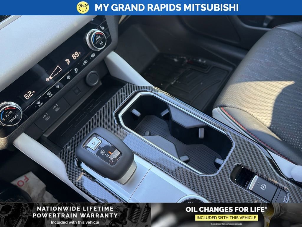 New 2025 Mitsubishi Outlander SE image 17