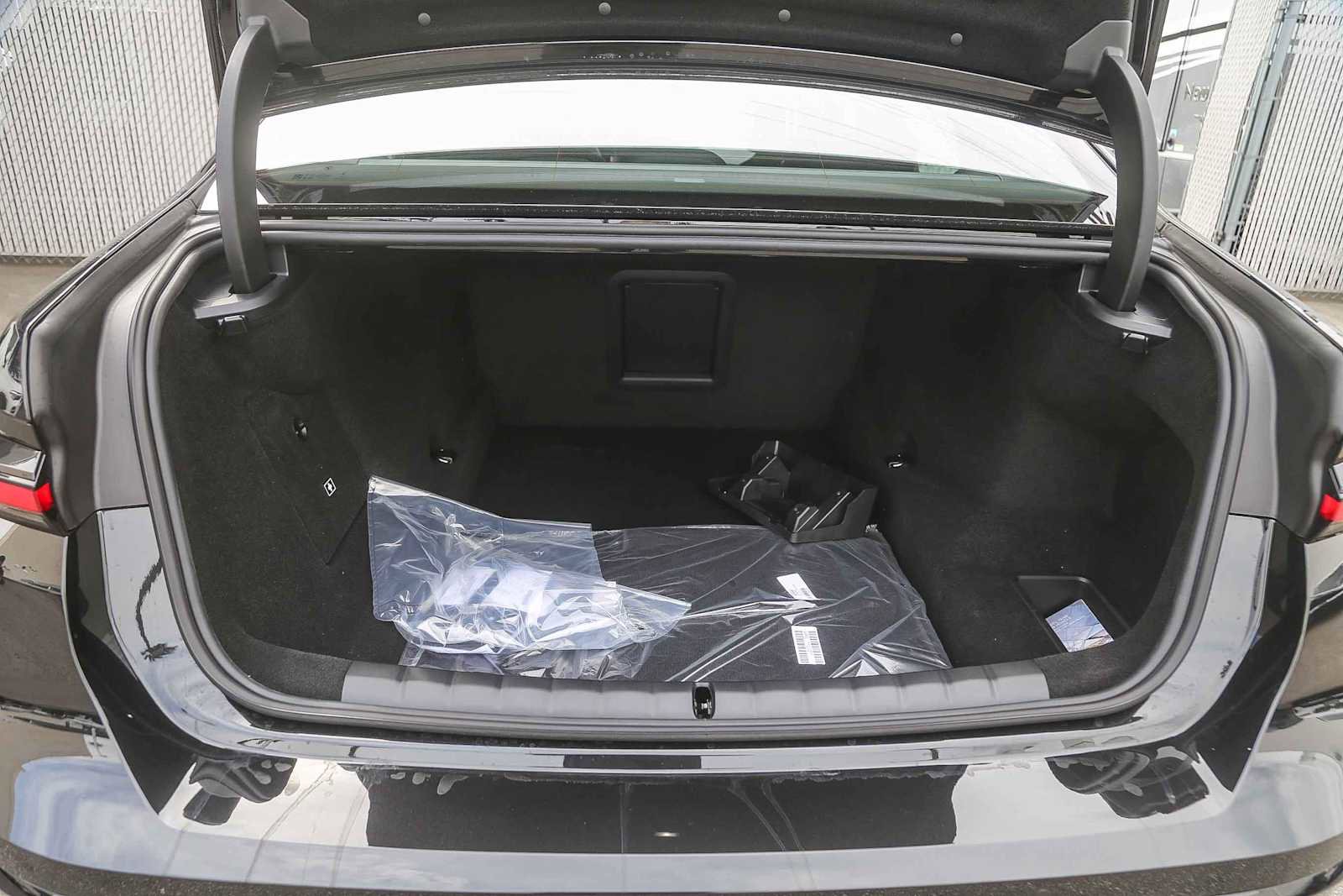 Used 2025 BMW 750e xDrive image 22