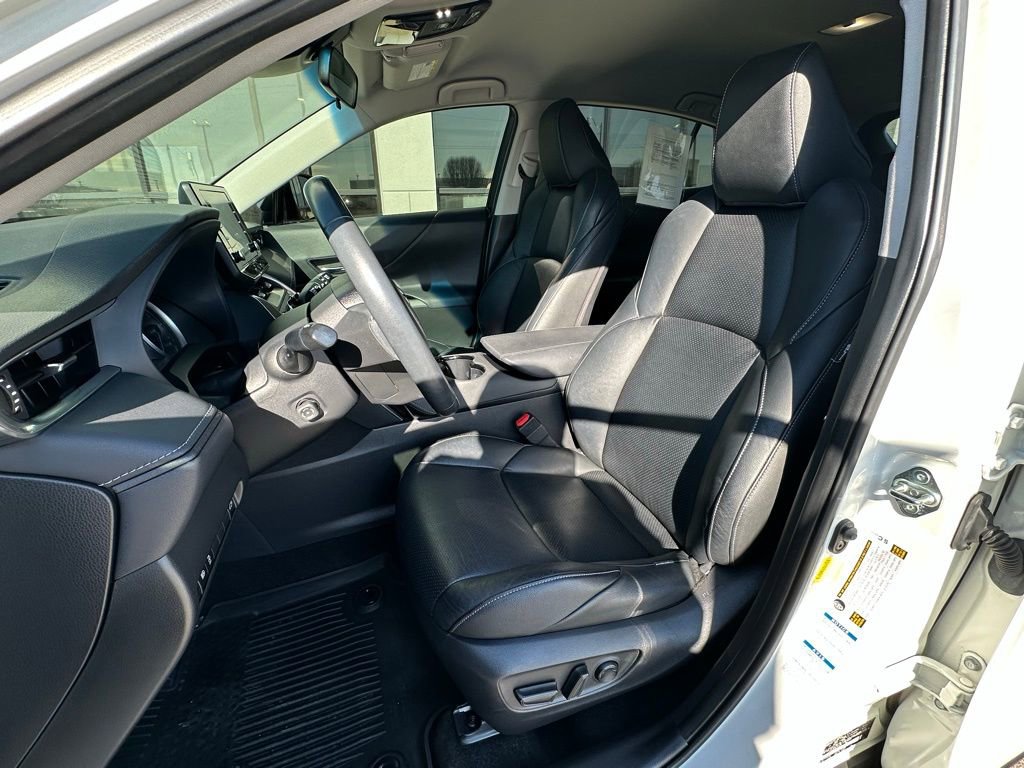 Used 2022 Toyota Venza XLE image 18