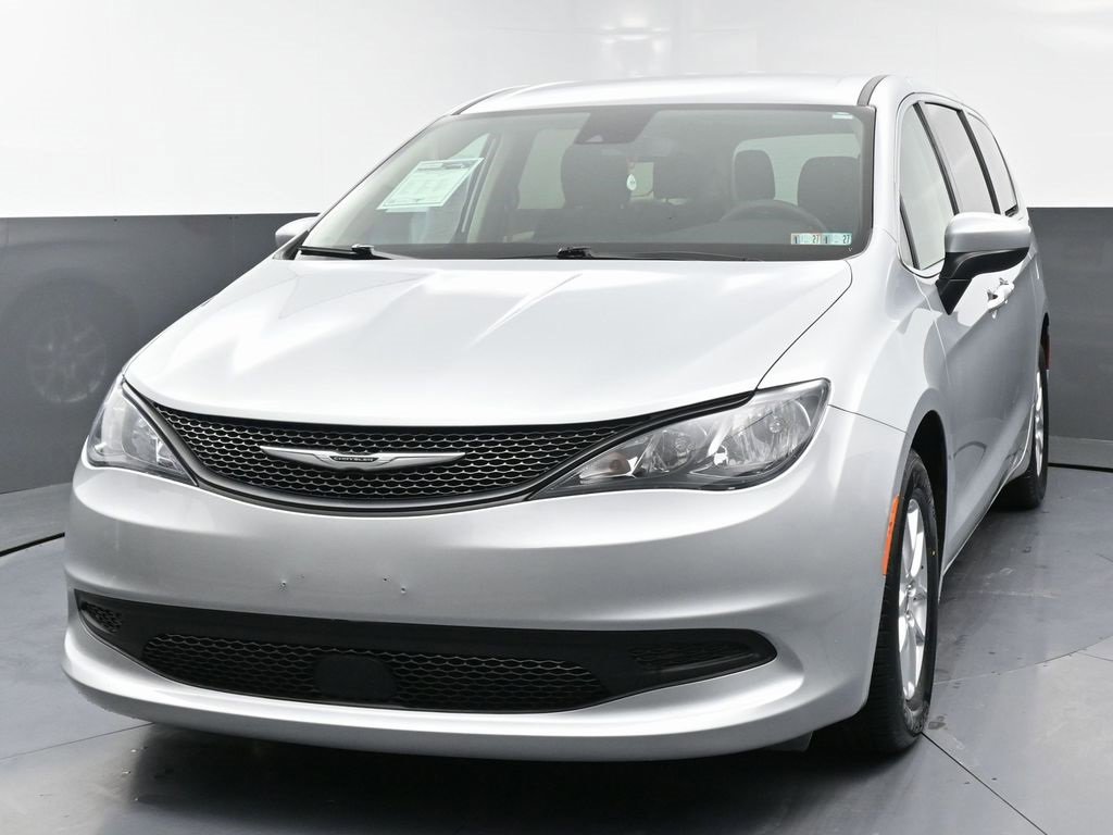 Used 2023 Chrysler Voyager LX image 5