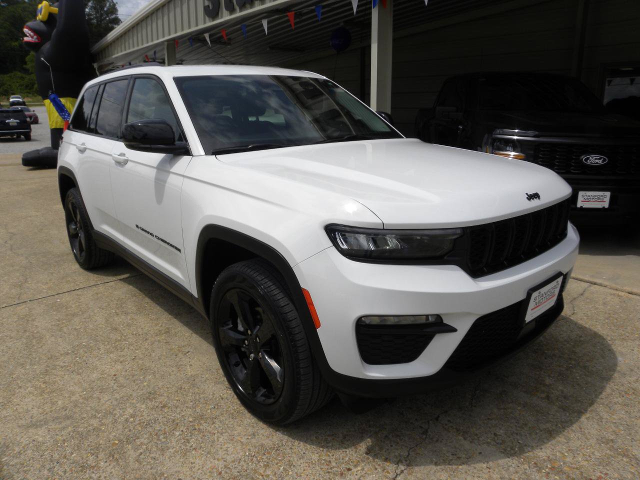 Used 2023 Jeep Grand Cherokee Limited w/ Black Appearance Package AWD/4WD image 4