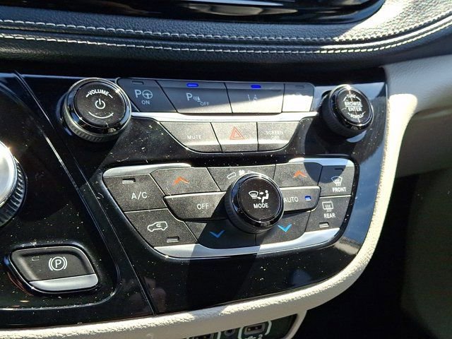 Used 2023 Chrysler Pacifica Touring-L image 21