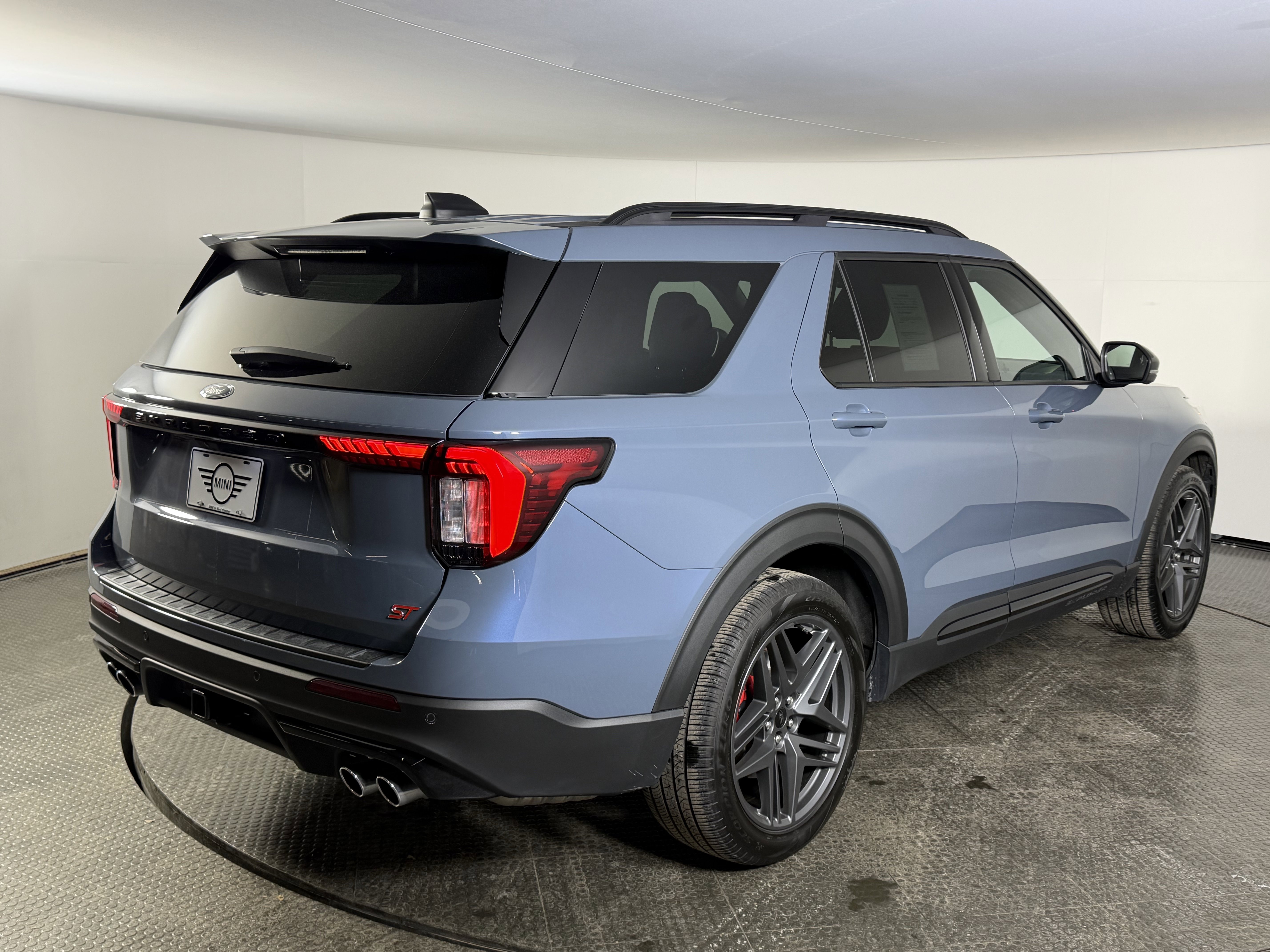 Used 2025 Ford Explorer ST image 4