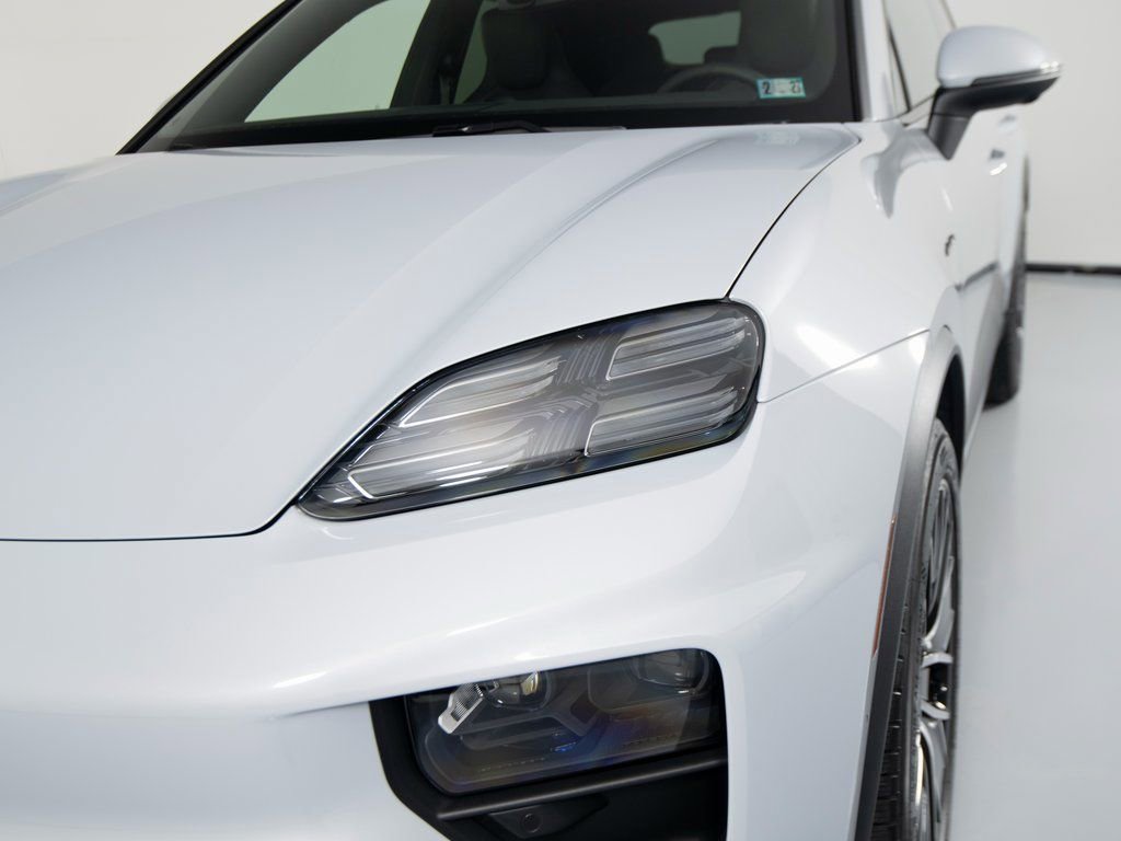 New 2026 Porsche Macan 4 Electric image 38