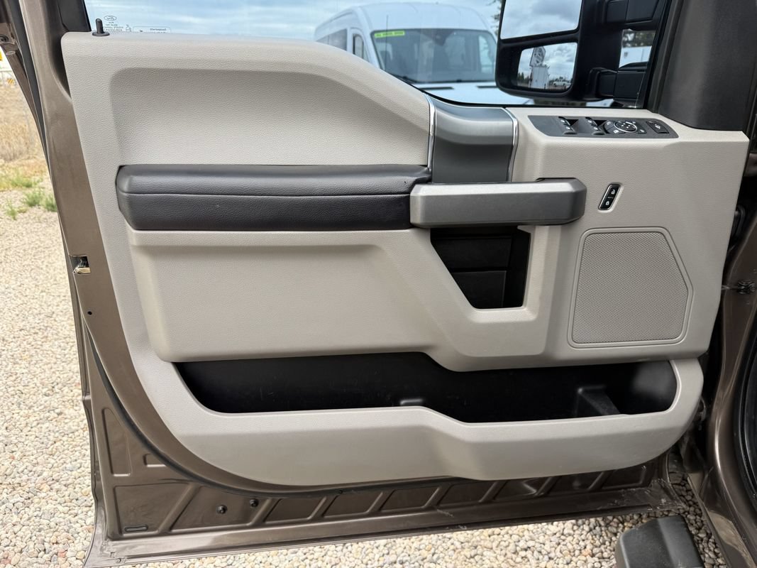 Used 2017 Ford F250 XLT w/ XLT Premium Package AWD/4WD image 28
