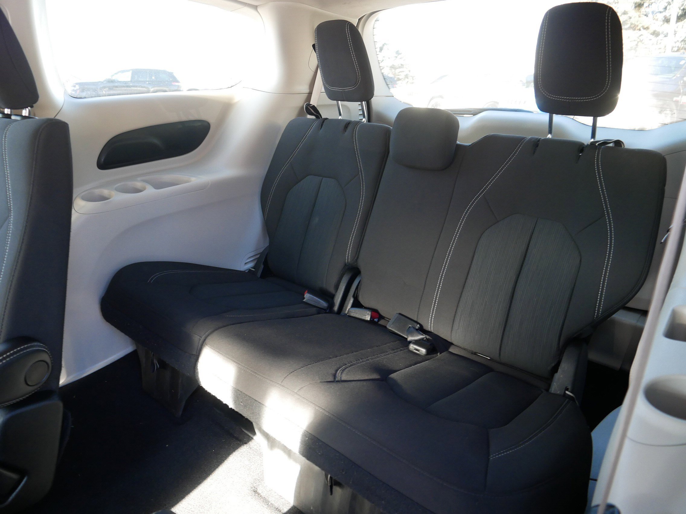 Used 2022 Chrysler Voyager LX image 35