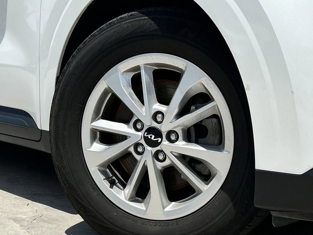 Used 2023 Kia Carnival LX FWD image 10