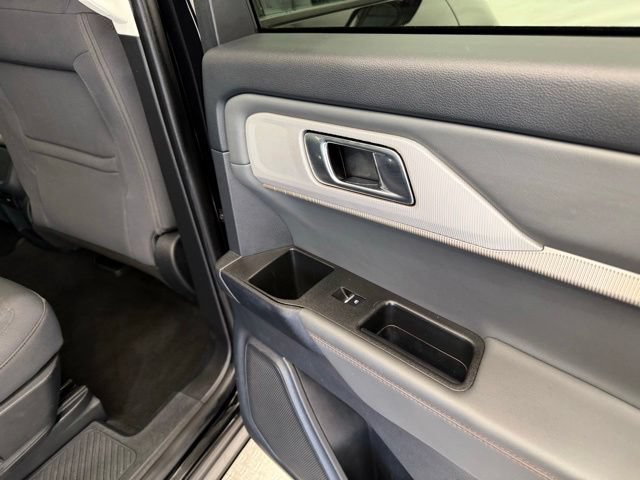 Used 2025 Ford Explorer Active AWD/4WD image 29