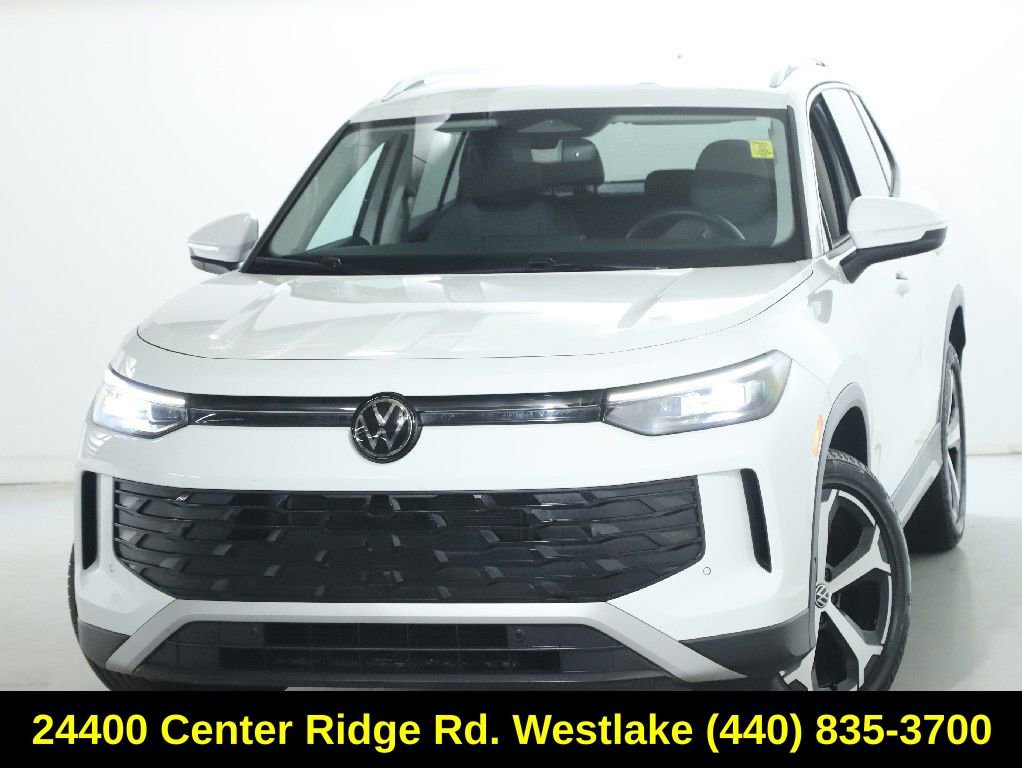 Used 2025 Volkswagen Tiguan SE image 3