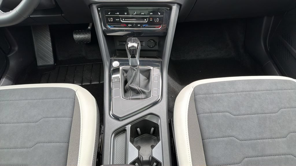 New 2026 Volkswagen Taos SE FWD image 19