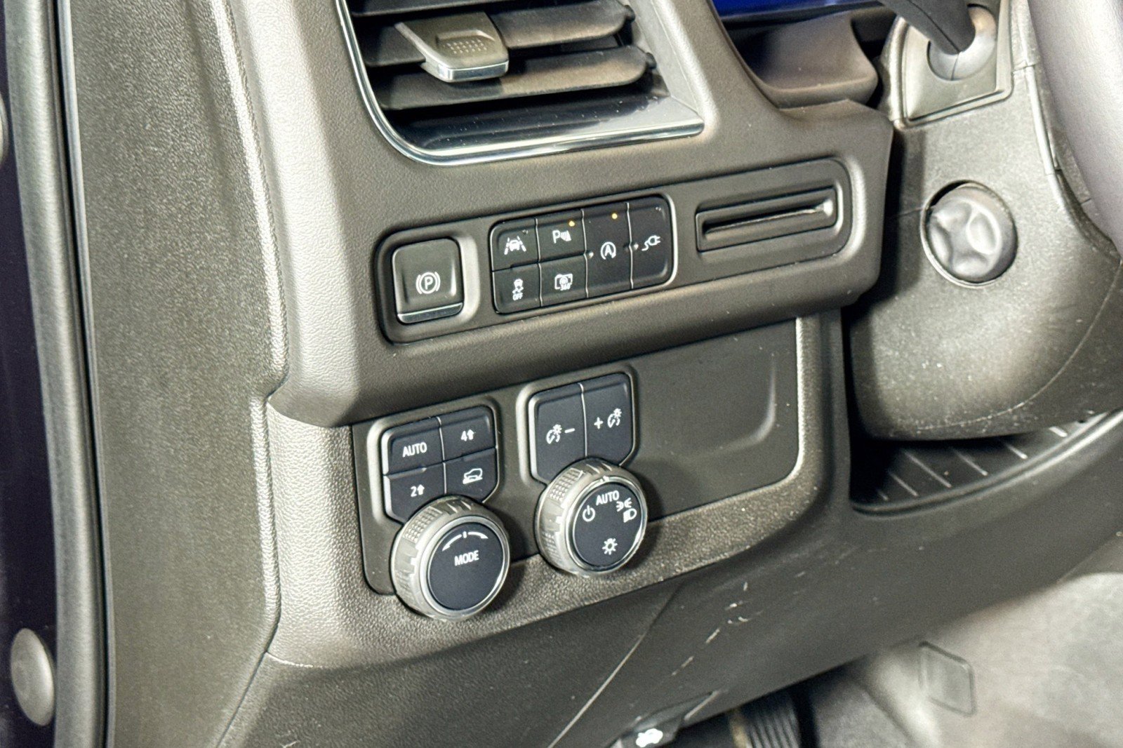 Used 2022 Chevrolet Suburban LT w/ Luxury Package image 10