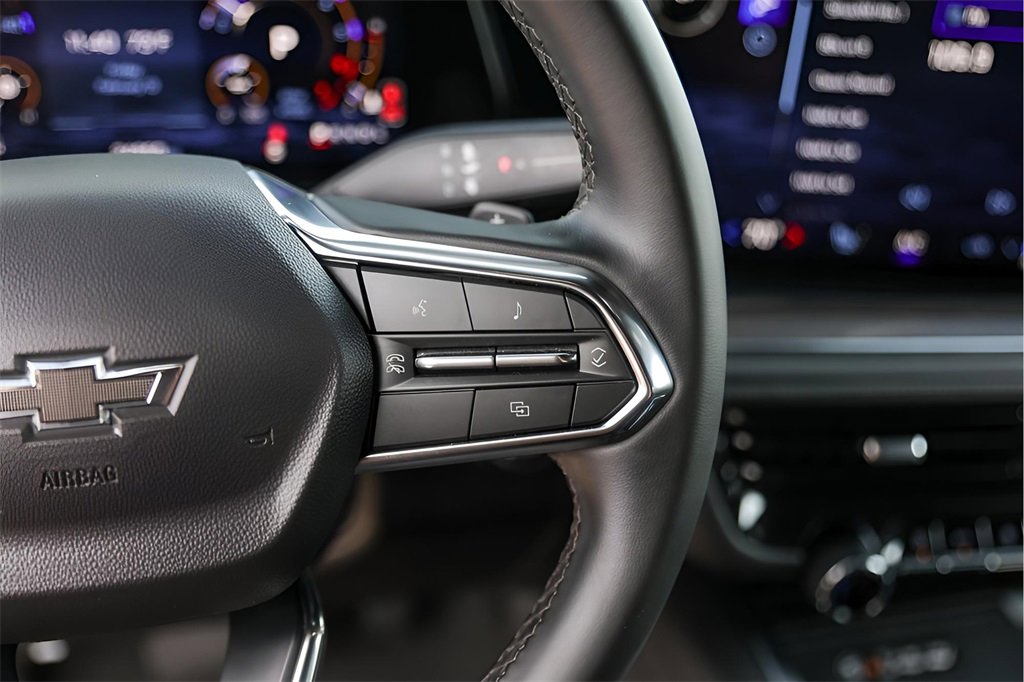 Used 2025 Chevrolet Suburban Z71 image 16