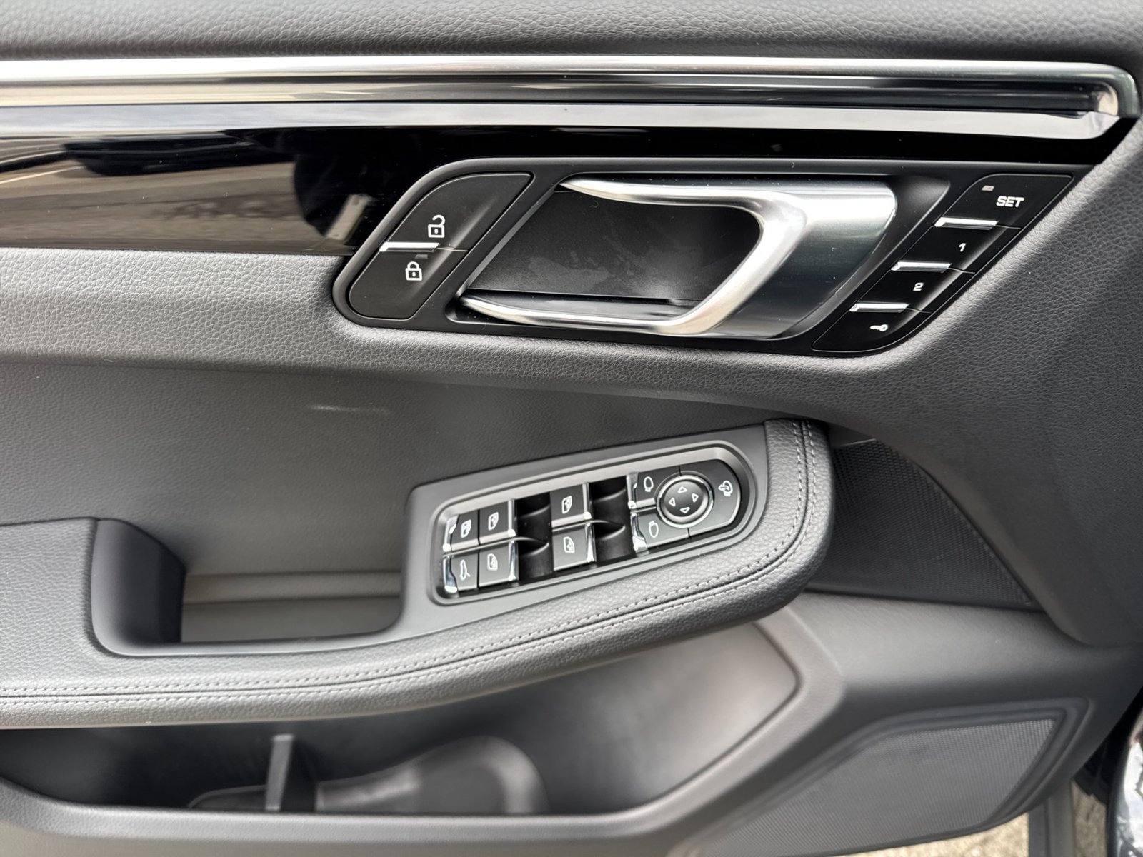 Certified 2026 Porsche Macan AWD/4WD image 12