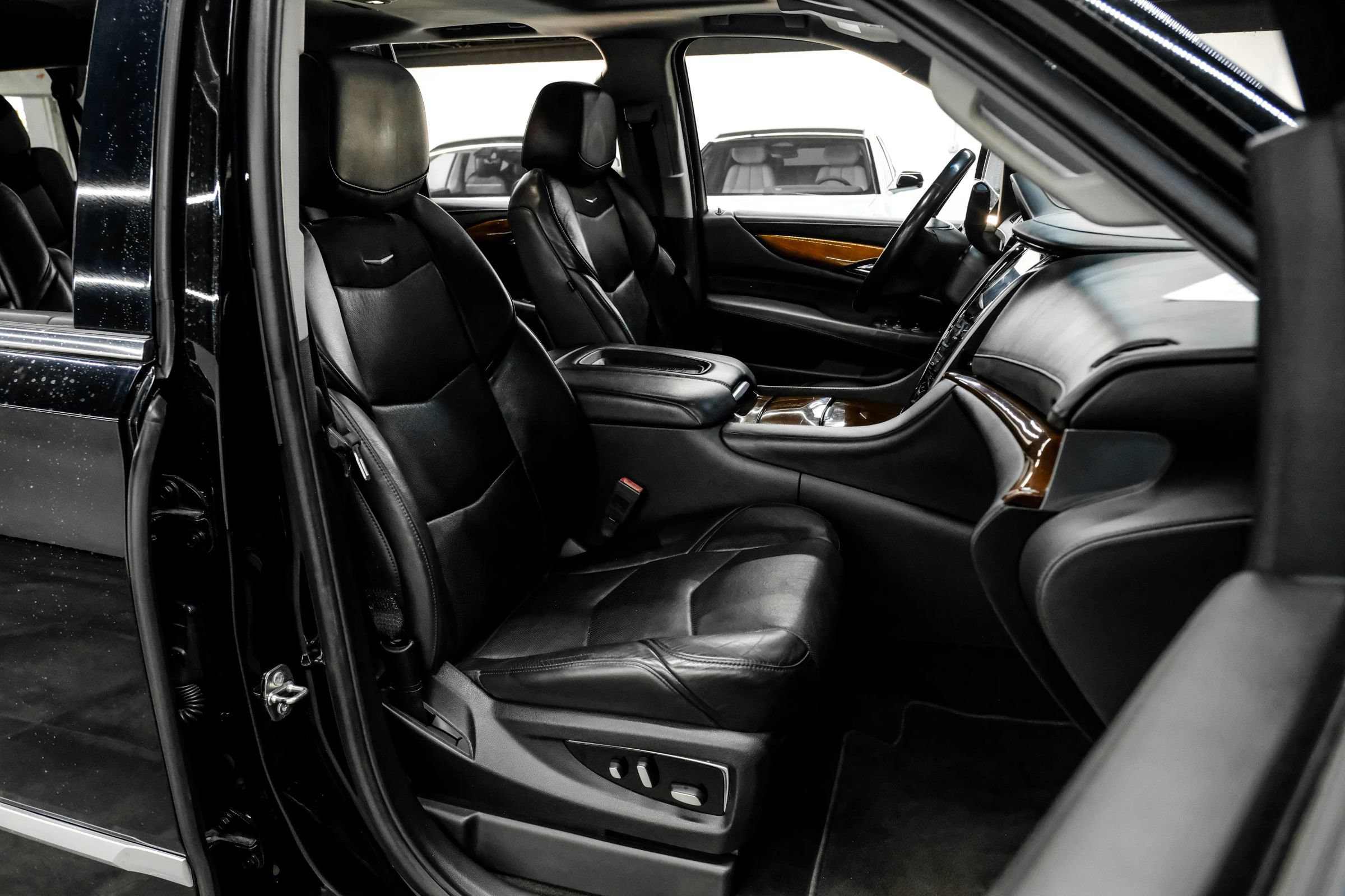 Used 2020 Cadillac Escalade ESV Luxury RWD image 39