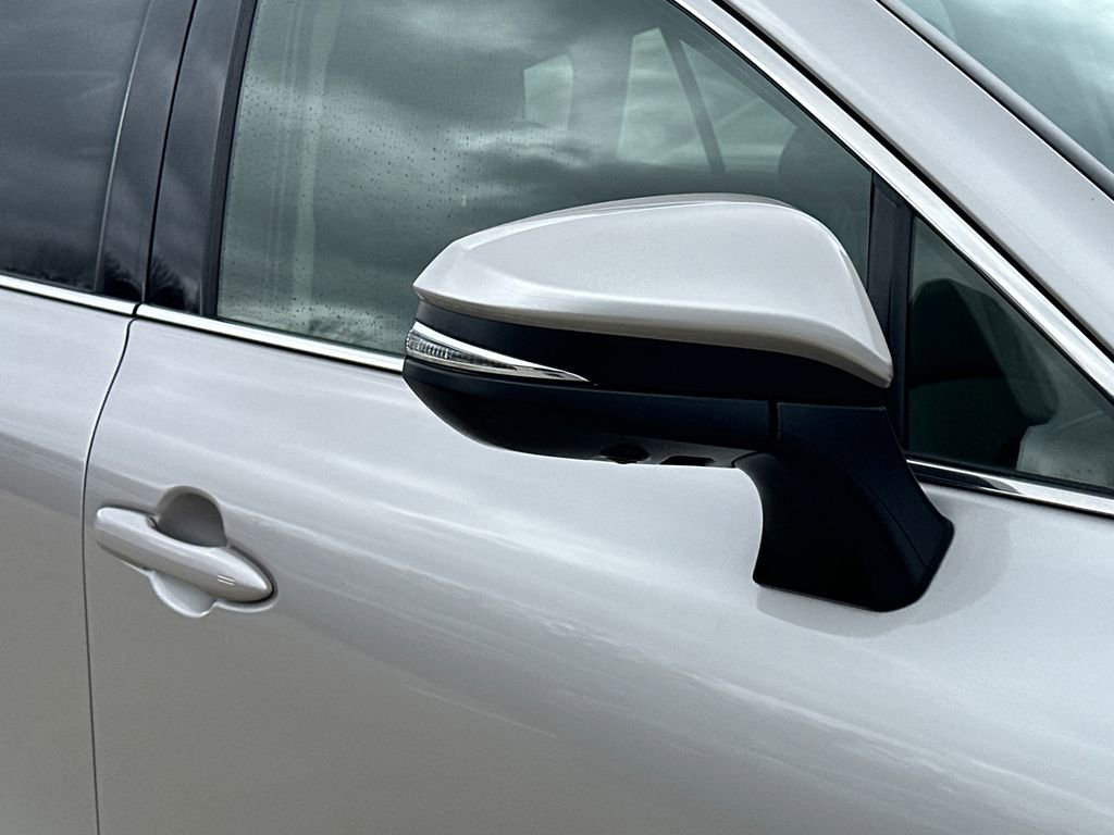 Used 2022 Toyota Venza Limited image 12