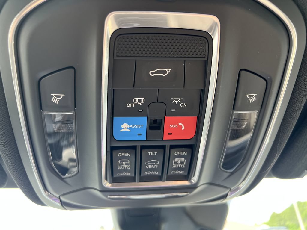Certified 2025 Jeep Grand Cherokee Limited AWD/4WD image 13