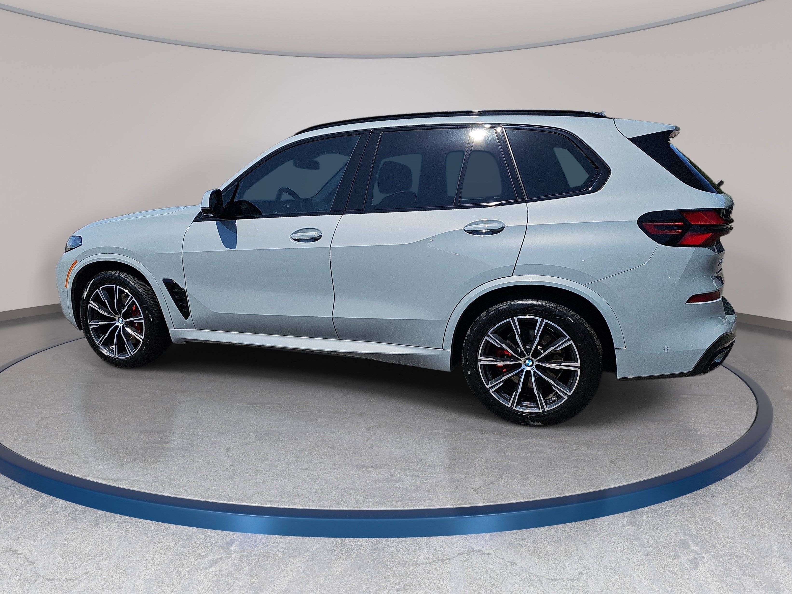 Certified 2024 BMW X5 xDrive40i w/ M Sport Package AWD/4WD image 9
