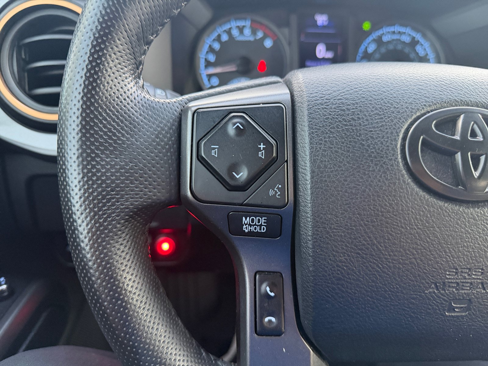Used 2017 Toyota Tacoma TRD Off-Road w/ Premium & Technology Package AWD/4WD image 18