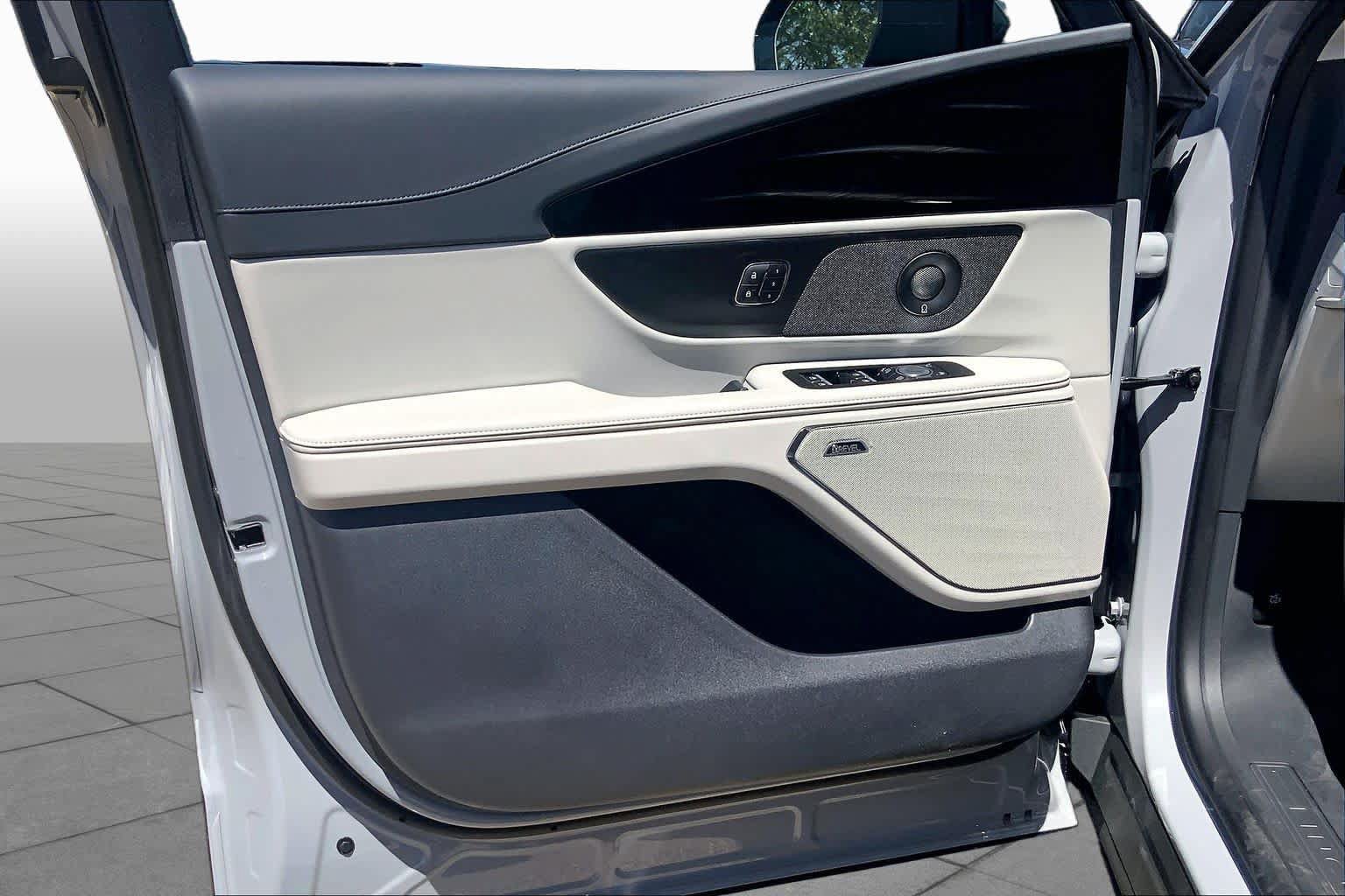 New 2026 Lincoln Nautilus Reserve w/ Jet Appearance Package AWD/4WD image 10